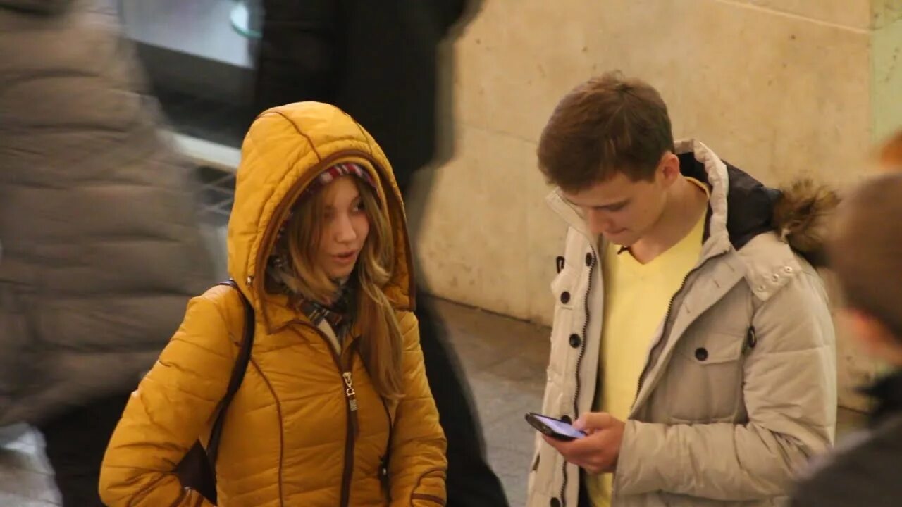 Как спросить номер телефона у девушки. Взять номер телефона у девушки. Мужчина знакомится с девушкой. Как взять номер у девушки. Как пригласить девушку на свидание по переписке примеры.