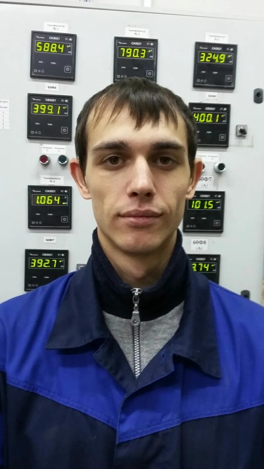 Кнопки вызова для сервисного подъёмника. Лантратов вратарь химки. Фотографии аварийный вызов электрика. Вызов химки. Каратисты россии.