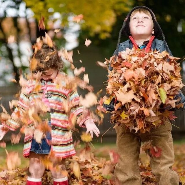 осенние выходные надписи. осенняя фотозона с чемоданами. осень люди. осенняя радость. красивая осень дети.
