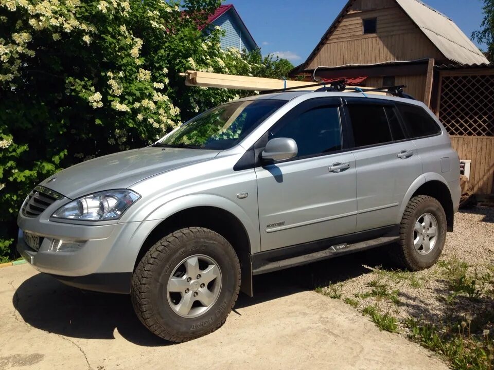 Авито санг кайрон. Багажник на крышу SSANGYONG Kyron. SSANGYONG Kyron крыша. Багажник на Ссанг енг Кайрон на крышу. SSANGYONG Kyron аксессуары.