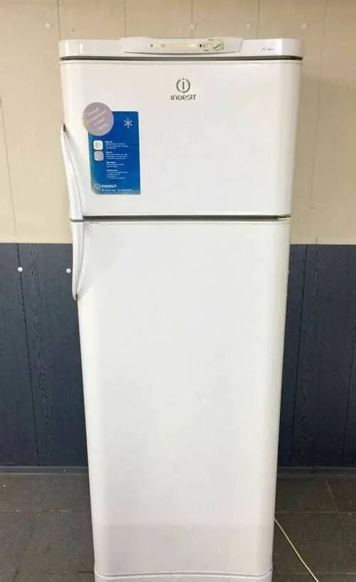 Холодильник индезит бу. Холодильник Индезит 23999. Холодильник Индезит в15.025. Холодильник Индезит двухкамерный т129 di.