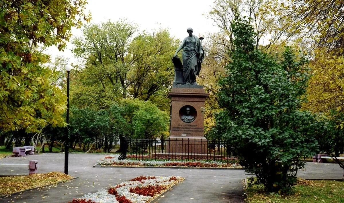 Памятник почтальону ульяновск. Статуя ленина в ульяновске. Памятники архитектуры ульяновска. М. Памятник валентине леонтьевой в ульяновске.