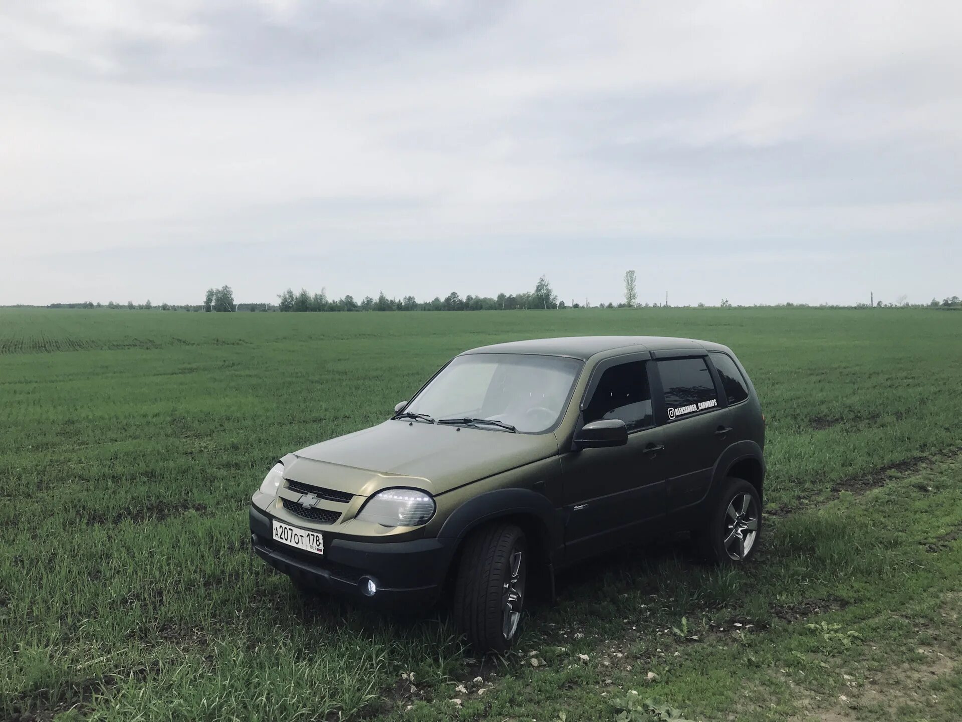 Купить шевроле иркутская область. Chevrolet Niva. Нива Шевроле села. Шнива в деревне. Машина Нива в деревне.