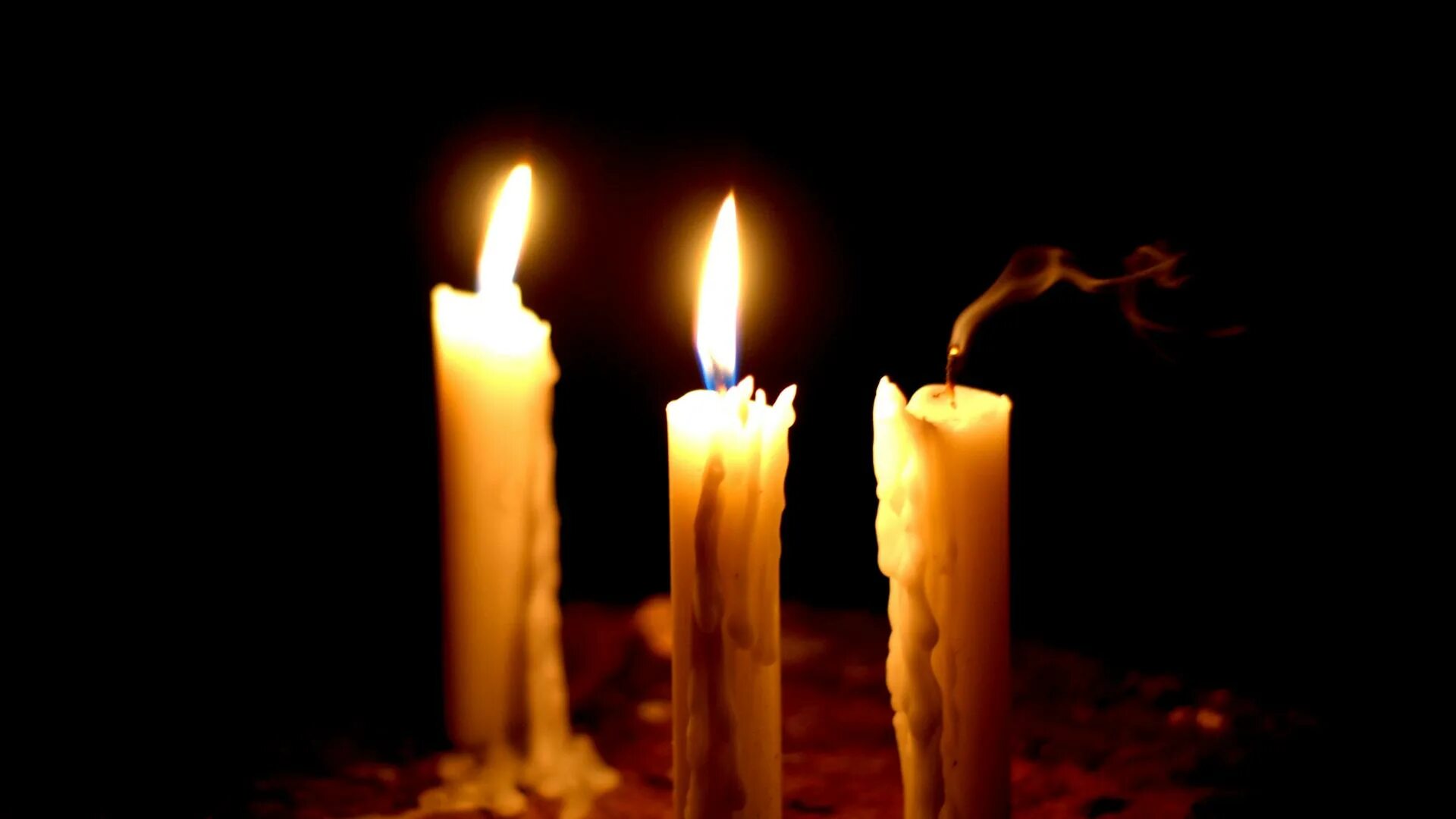 Свечи горят ровно. Горящие свечи. Три свечи. Две горящие свечи. Свеча горела.