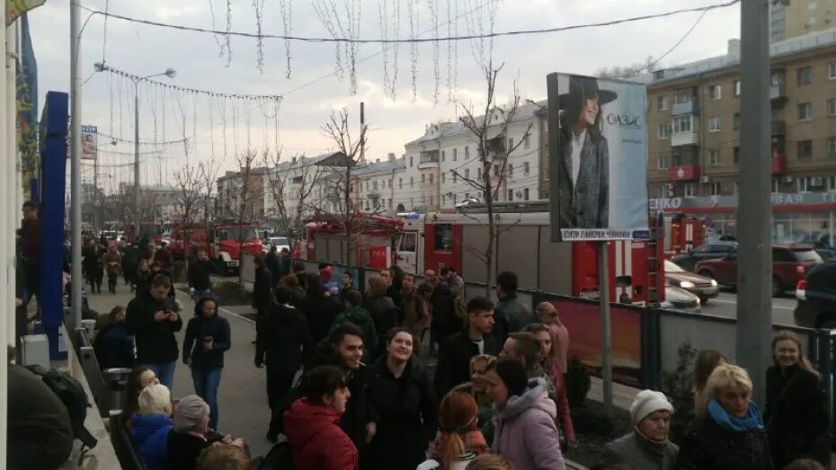 Эвакуация трц галерея. Пожар в галерее Чижова Воронеж. Эвакуация Воронеж. Пожар сегодня в Воронеже галерея Чижова. Галерея Чижова горит.