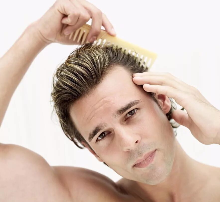 Мужчина поправляет волосы. Мужские стрижки. Мужчина причесывается. Причёски для густых волос мужские. Здоровые мужские волосы.