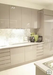 Бежевая кухня глянец