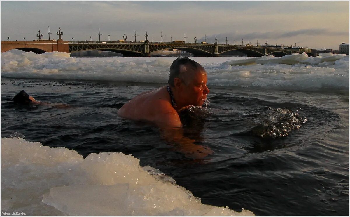 Моржи у Петропавловской крепости. Моржиха прорубь Петропавловская крепость. Погружение в прорубь. Купание в проруби на крещение 2021. Ледяное купание