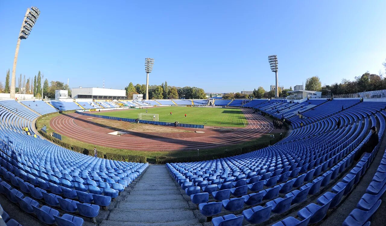 Стадион таврия симферополь. Локомотив симферополь. Футбольный стадион в симферополе. Стадион таврия симферополь реконструкция. Стадион локомотив симферополь.
