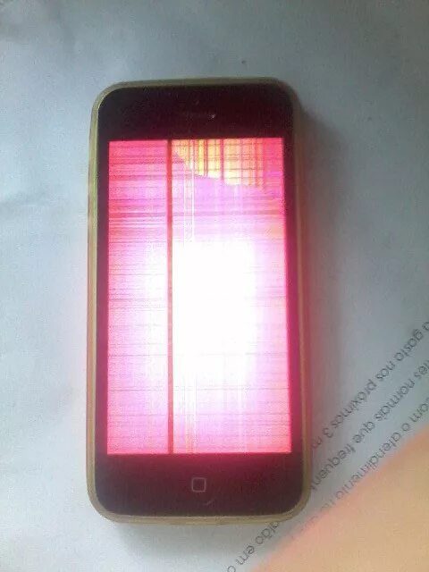 Розовые полосы на айфоне. Красная полоса на экране айфона. Фиолетовая полоса на экране. Розовые полосы на экране айфона.
