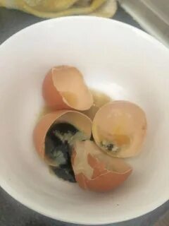 Вареное яйцо воняет