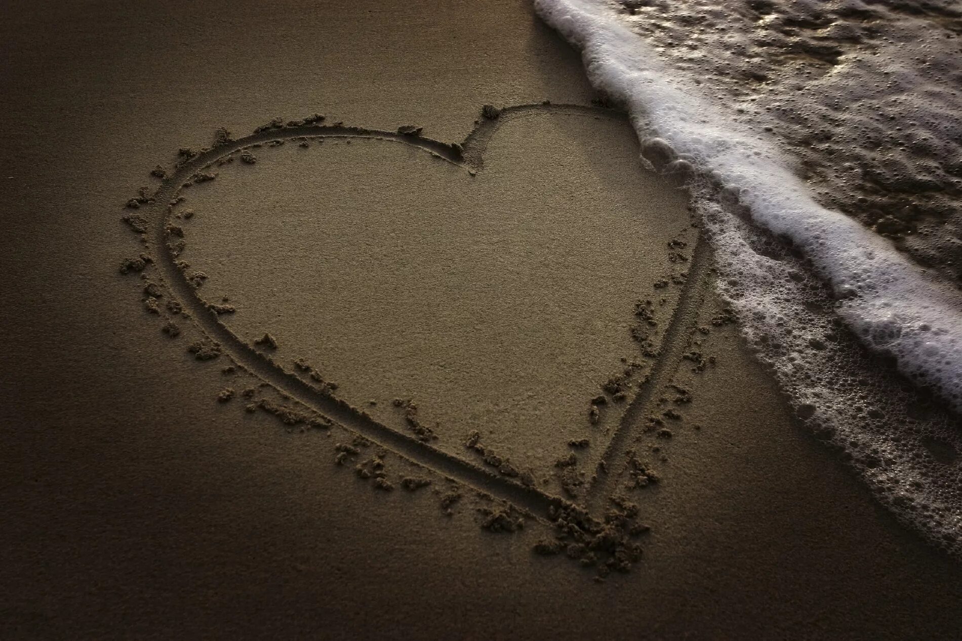 Сердце на песке. Сердечко на песке. Сердце на берегу моря. Романтические надписи на песке.
