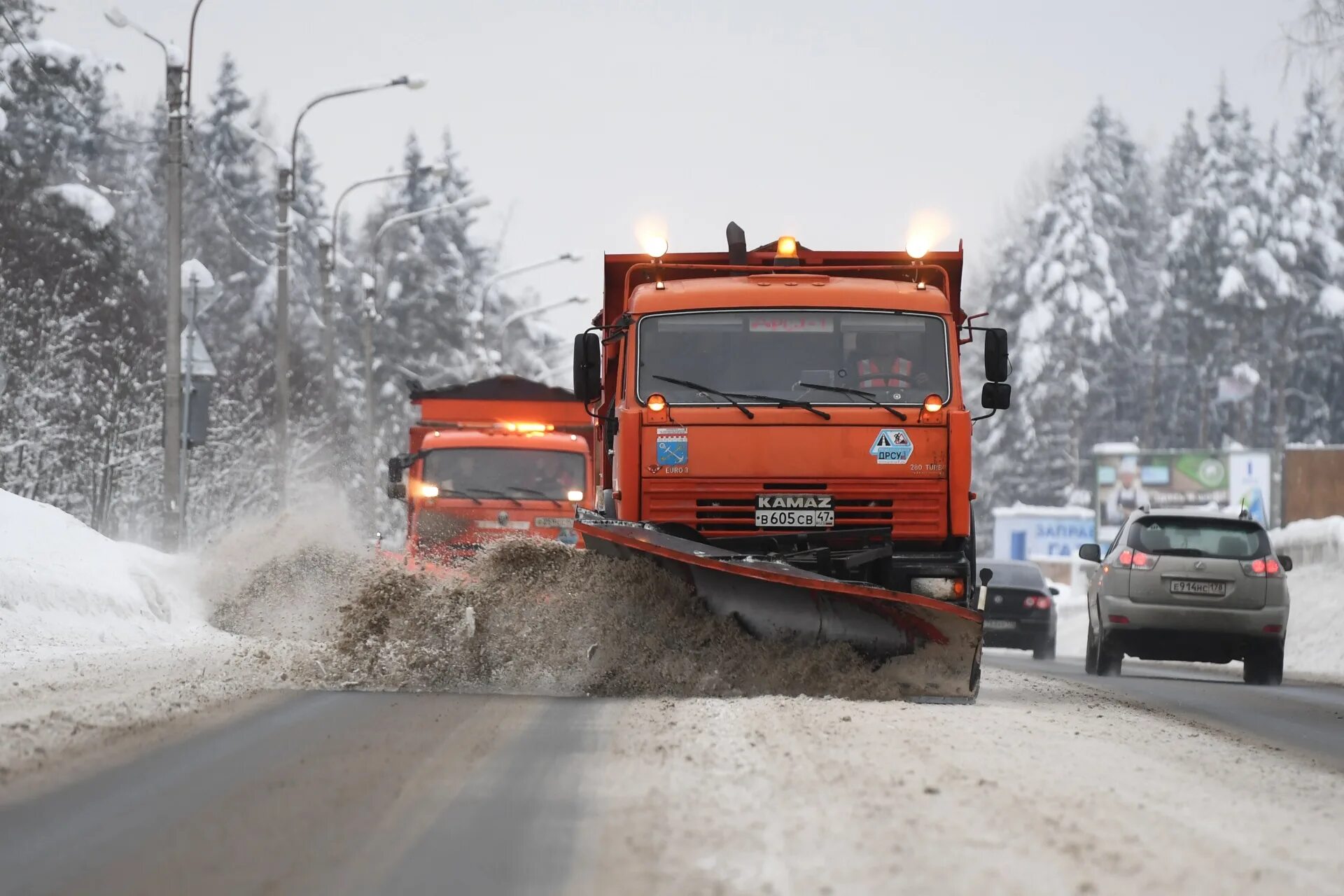 Уборка снега КДМ КАМАЗ. КДМ Вольво уборка снега. Снегоуборочная техника зимой. Дорожники зимой. Дорога очищения