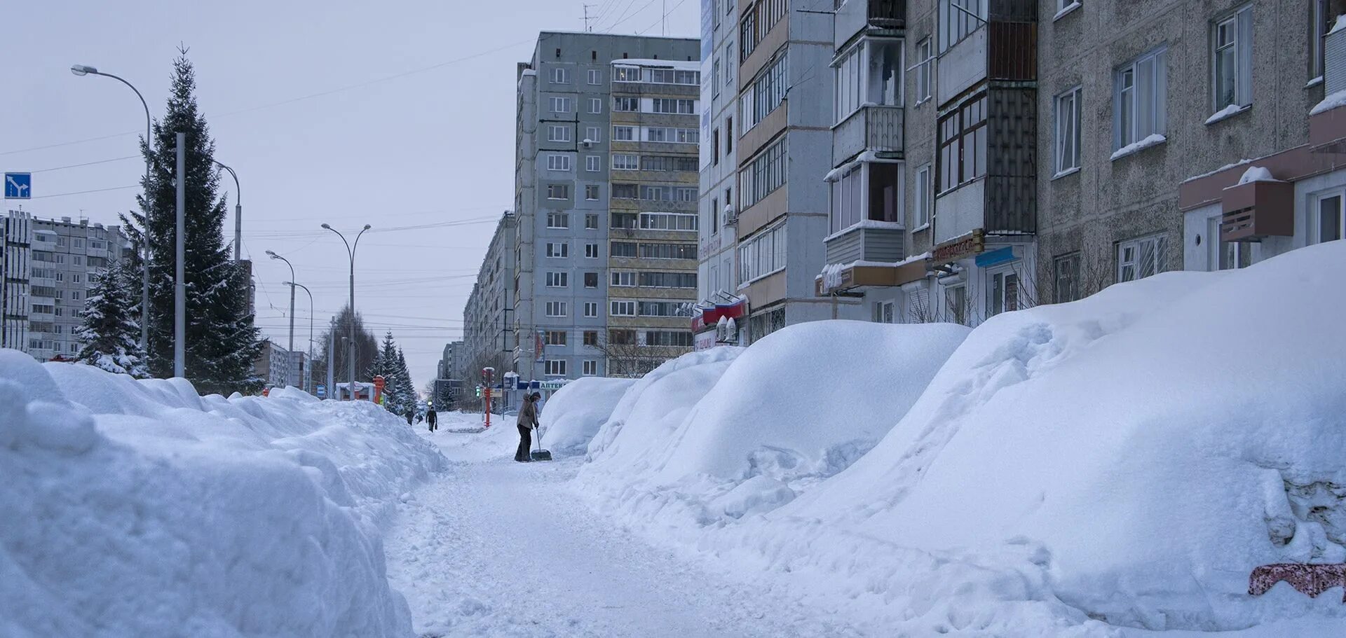 Город сугробов. Сугробы в Кемерово. Сугробы в городе. Сугробы в Сибири. Много снега в городе.