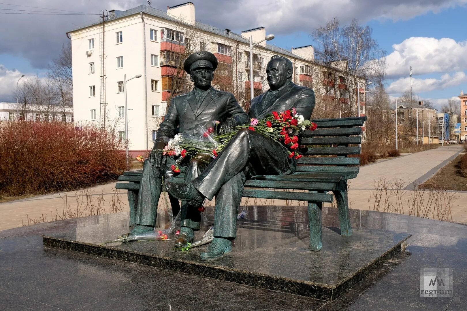 Город Королев памятник Гагарину и королеву. Памятник Юрию Гагарину и Сергею Королёву. Памятник королеву в городе Королев. Памятник Королев и Гагарин на лавочке. Г гагарин памятники