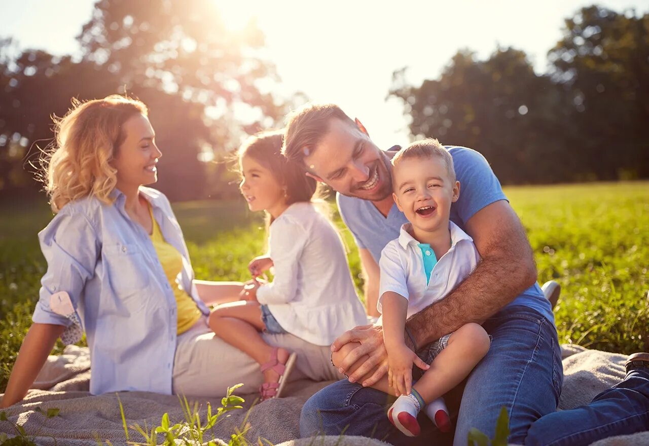 Family natural. Счастливая семья. Счастливая семья фотосессия. Счастливая семья на природе. Современная семья.