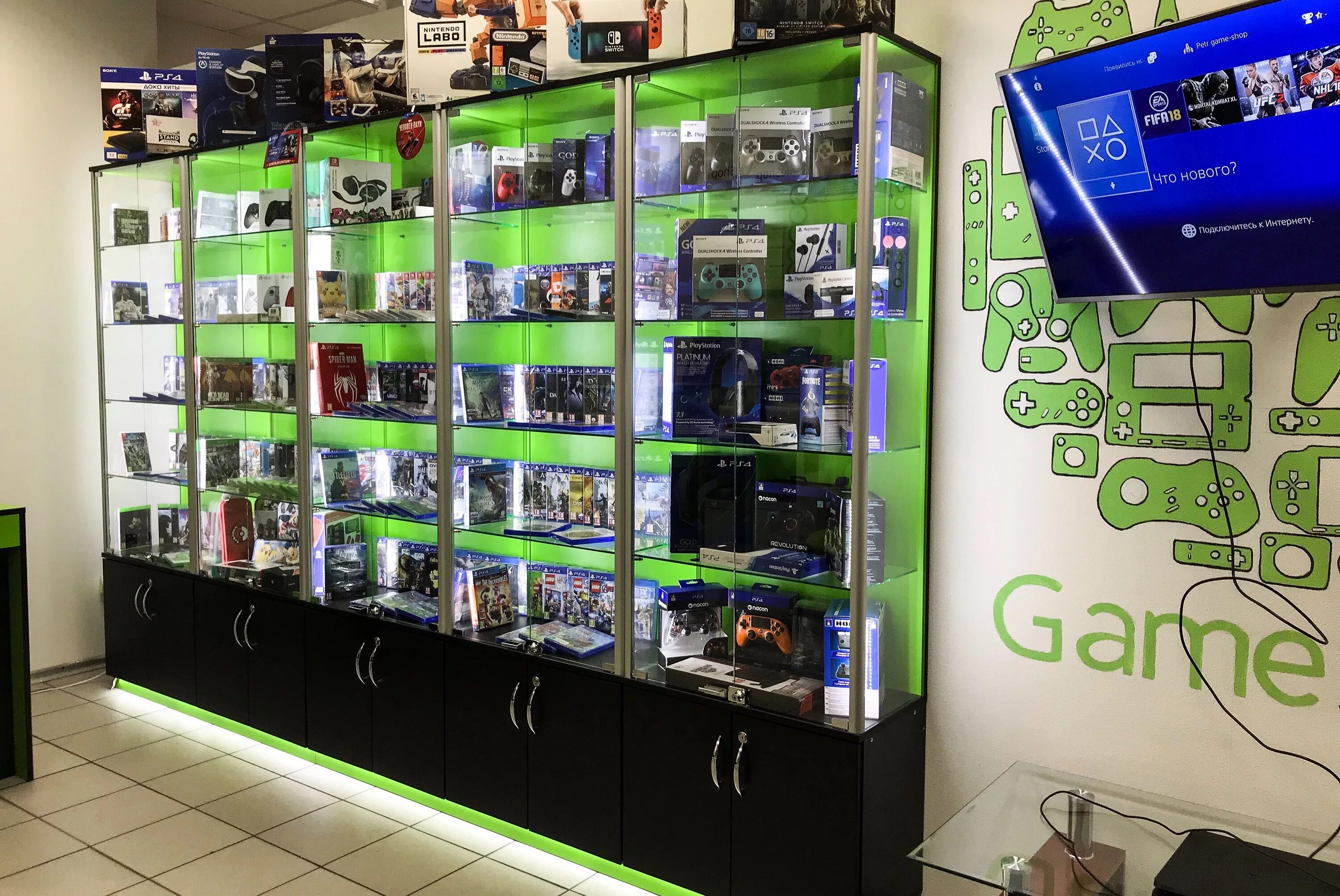 Gaming store отзывы. Магазин игровых консолей. Витрина для дисков игровых приставок. Витрина компьютерного магазина. Витрины магазинов с игровыми приставками.