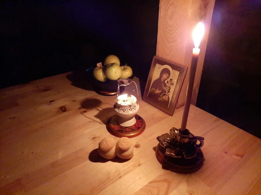 Горящая свеча гаснет в закрытой пробкой. Надпись на выставку свечей и подсвечников. Шандал свечи русиюь 17 век.
