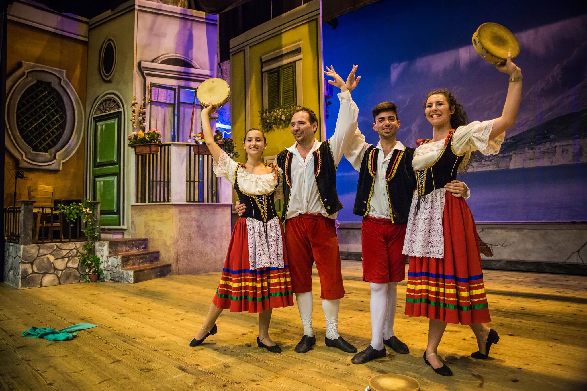 тарантелла итальянский народный танец. итальянский танец сицилиана. картина тарантелла итальянская живопись. танец. картина "тарантелла" - итальянский художник.