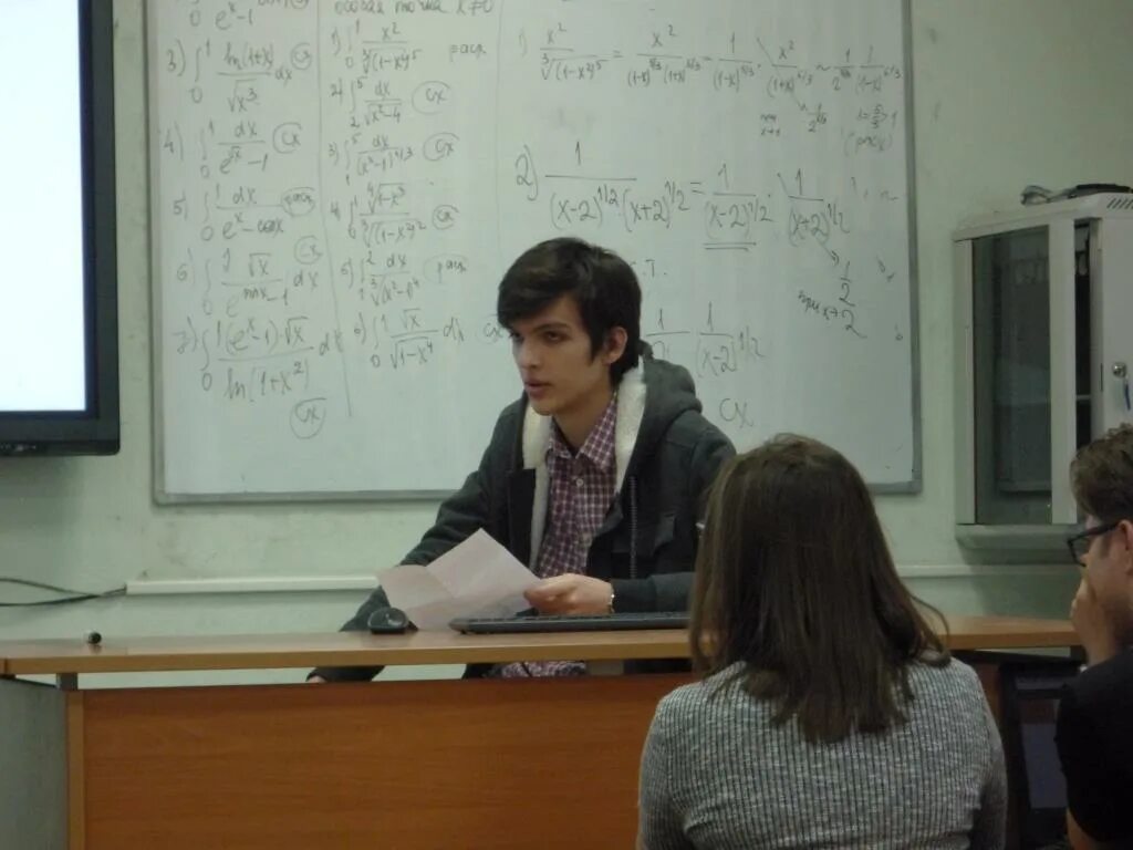 Бакалавр в россии. Мантия бакалавра мгу. Бакалавр магистр. Выпускники в мантиях и шапочках. Выпускница вуза.