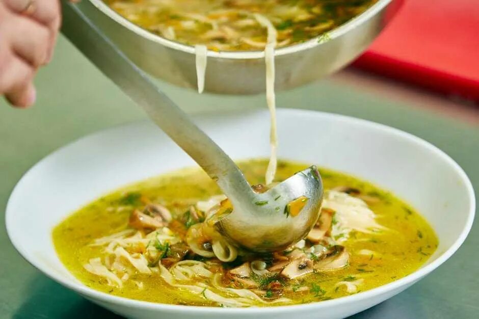 Лапша с шампиньонами рецепт. Суп лапша грибная. Куриный суп с лапшой. Суп лапша с шампиньонами. Суп из шампиньонов с домашней лапшой.