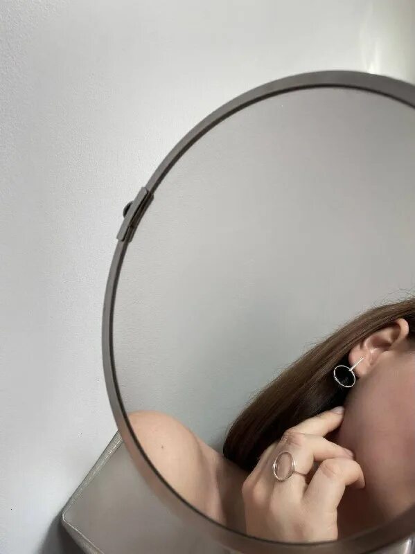 люди которые выбирают круг. человек в центре круга. люди которые выбирают круг. человек ходит по кругу. люди которые выбирают круг.