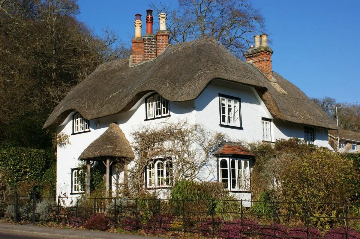 Английский домик Нортгемптоншир. Cottage дом в Англии. Домики с соломенной крышей в Англии. Дом с соломенной крышей Англия.