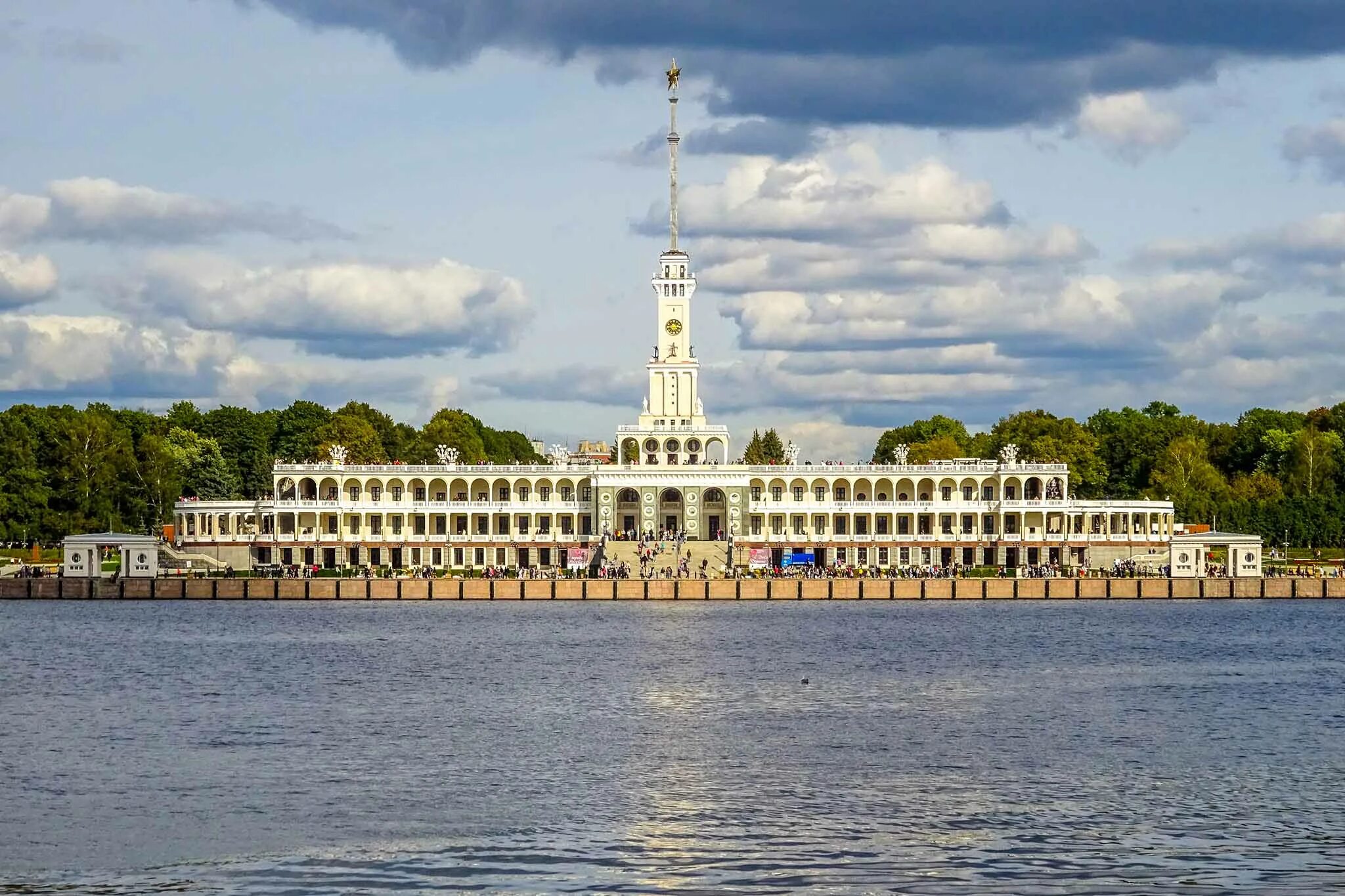 Здание северного речного вокзала в форме. Московский Северный Речной вокзал. Северный Речной порт и Речной вокзал. Москва река Северный Речной вокзал. Северный Речной порт Москва.