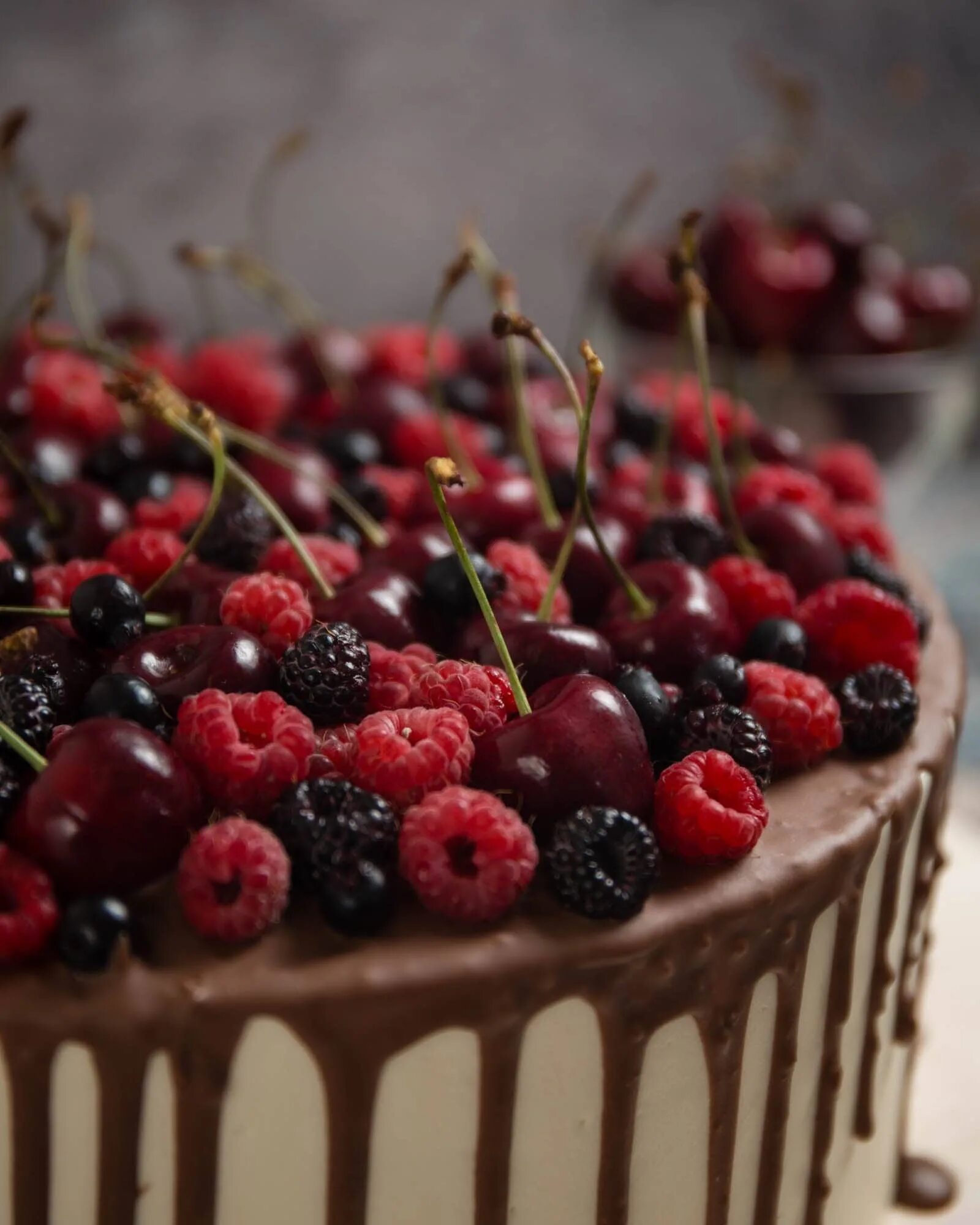 Торт пьяная вишня мирель. Шварцвальдский вишневый торт черный лес. Торт ягода вишня. Декор торта вишней. Торт с ягодами.