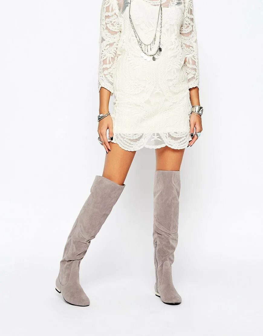 Бежевое платье с сапогами. Черное платье с сапогами. Платье ниже колена с сапогами. Розовое платье с сапогами. Какие сапоги подходят к платью.