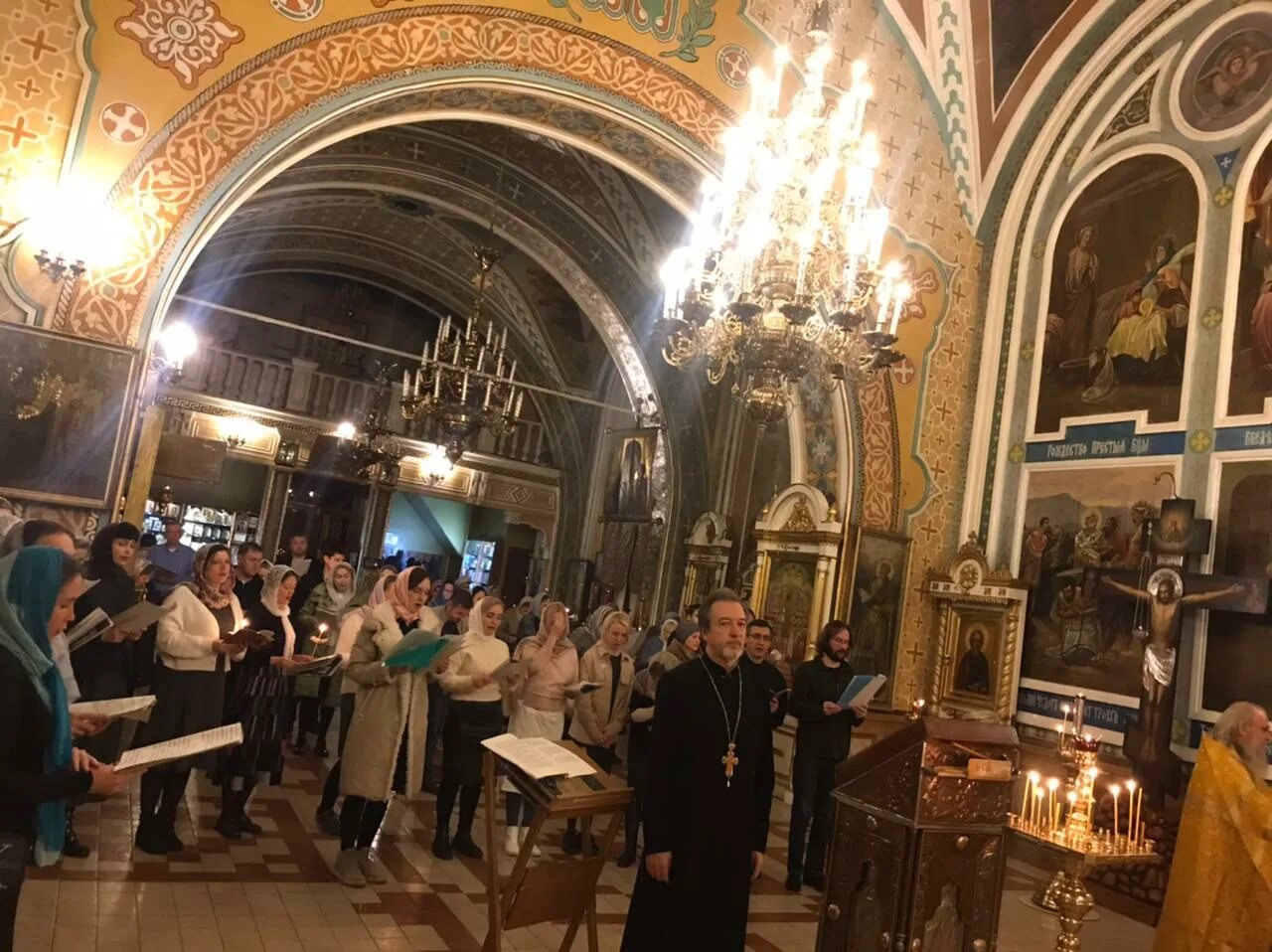 пасха в храме христа спасителя 2021. кафедральный собор ночью. в каких храмах будет проходить ночная служба. снежинск храм. рождественские богослужения до революции.