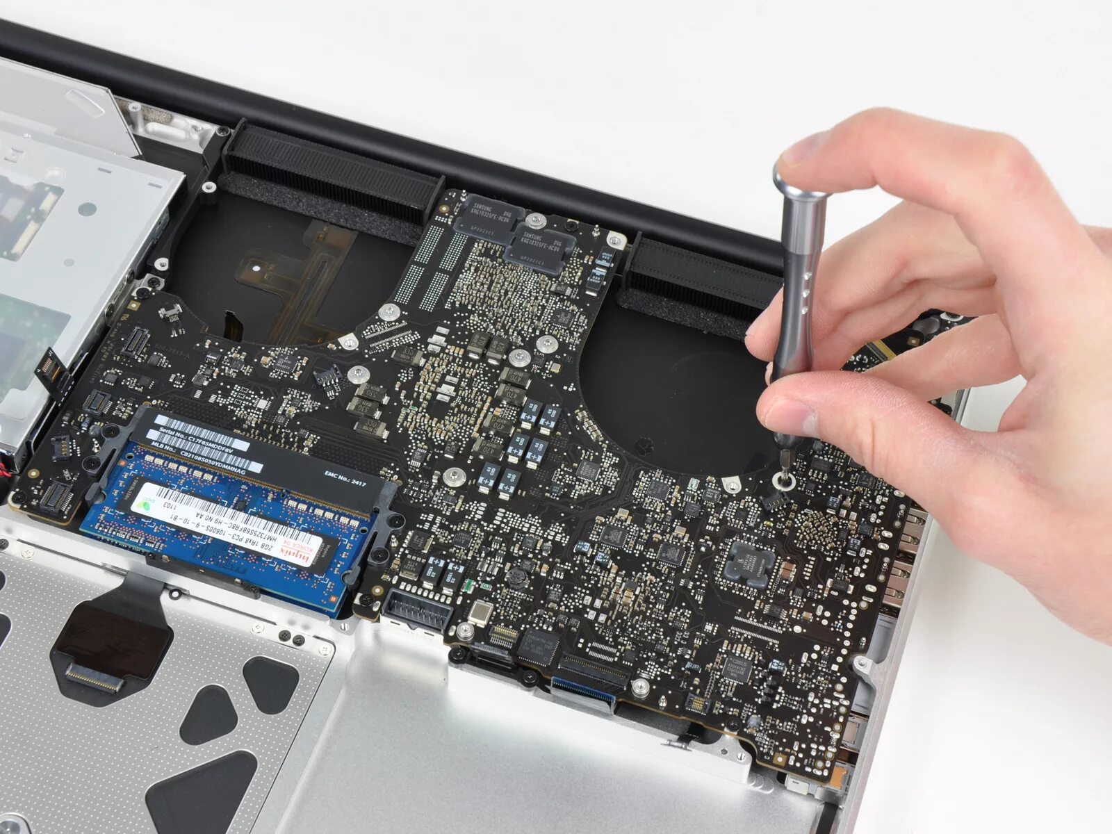 Сервисный центр macbook. MACBOOK Air a1370 Teardown. Макбук АИР 2020 разобранный. A1286 MACBOOK Pro. MACBOOK Pro 2011 разъемы.