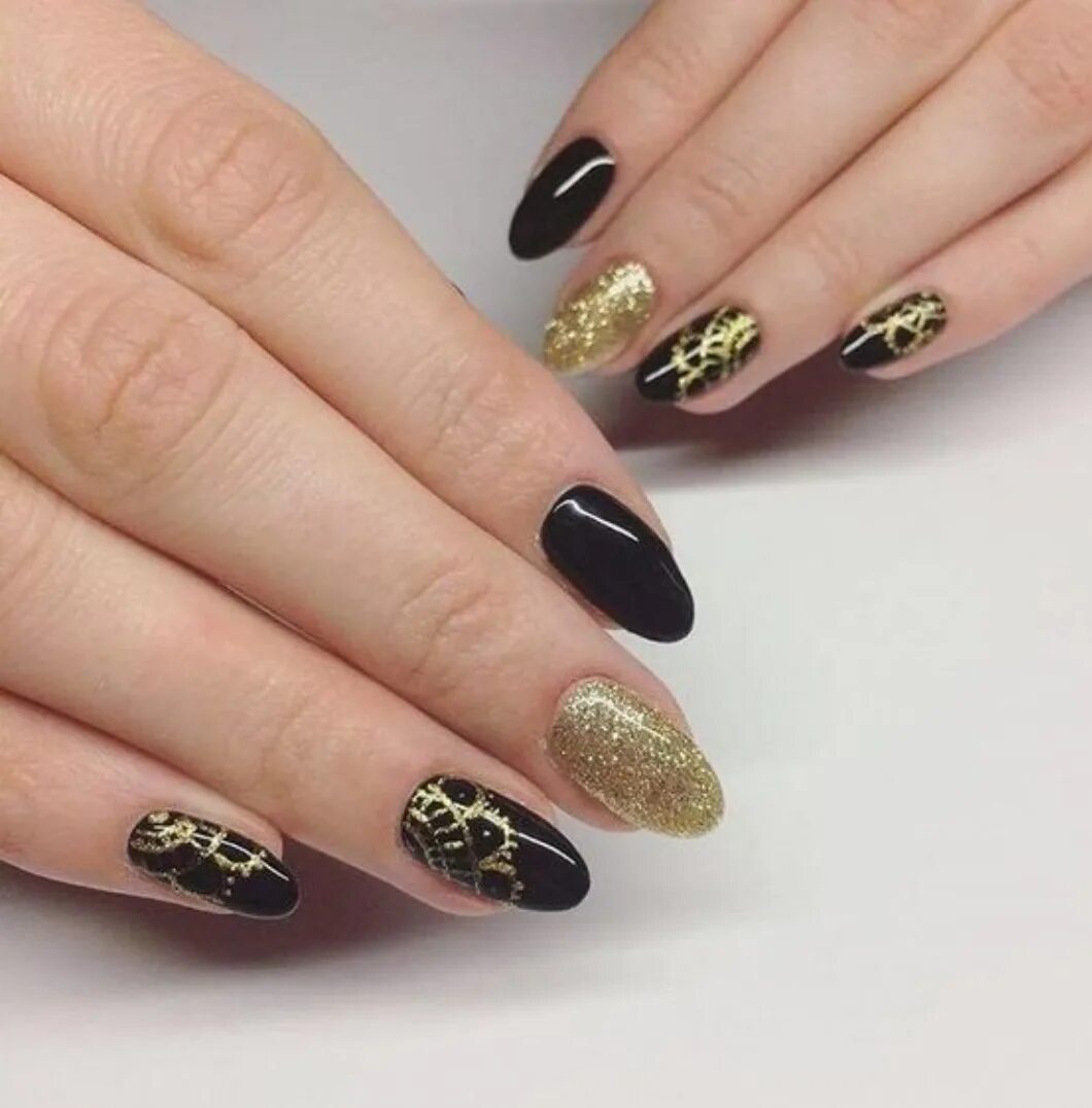 Маникюр золото с черным. Черно-золотой маникюр. Маникюрчереый с золотым. Маникюр чёрный с золотом на короткие ногти. Ногти чёрные с золотом.