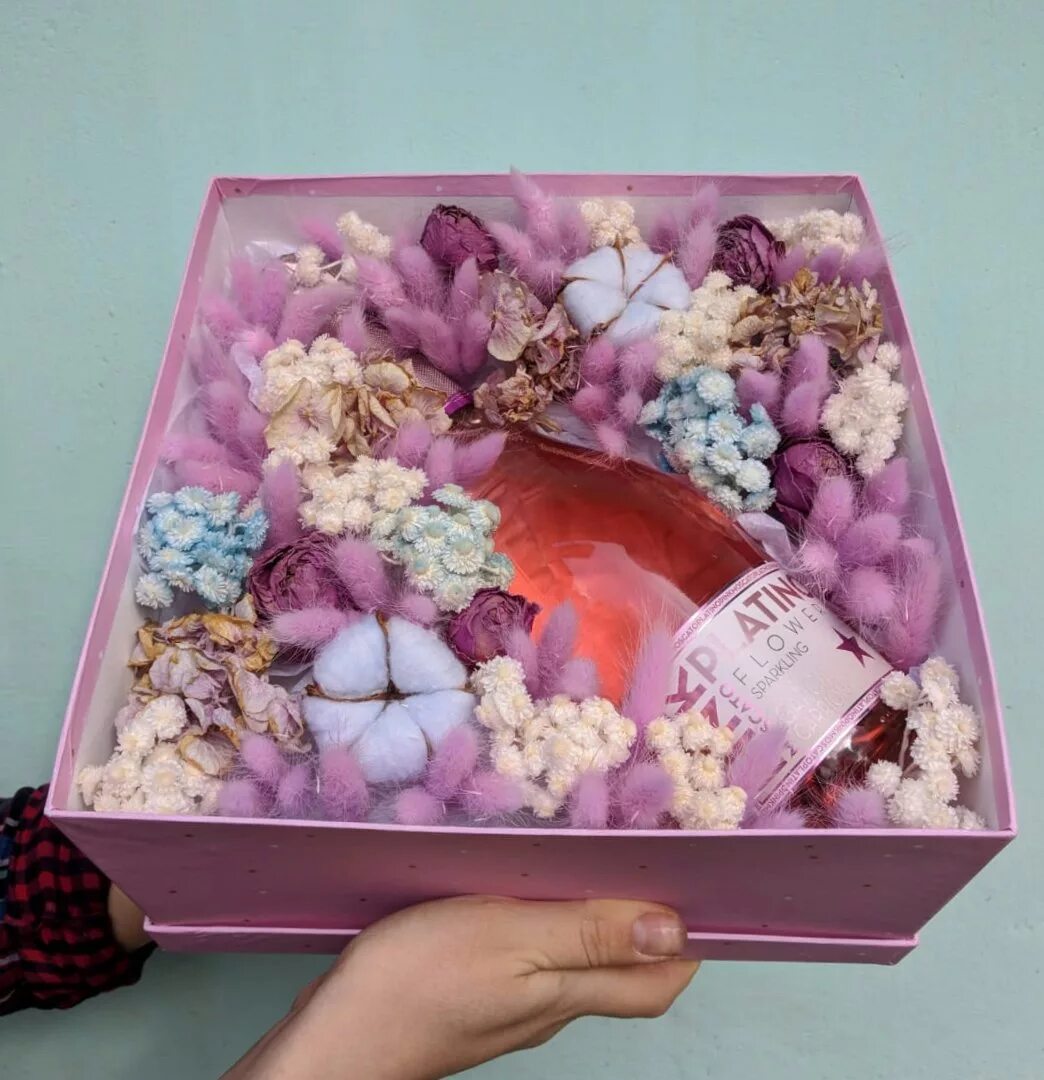 Подарки по цветам. Сухоцветы в коробке. Цветочные коробки со сладостями. Подарочная коробка с цветами. Коробочка с сухоцветами.