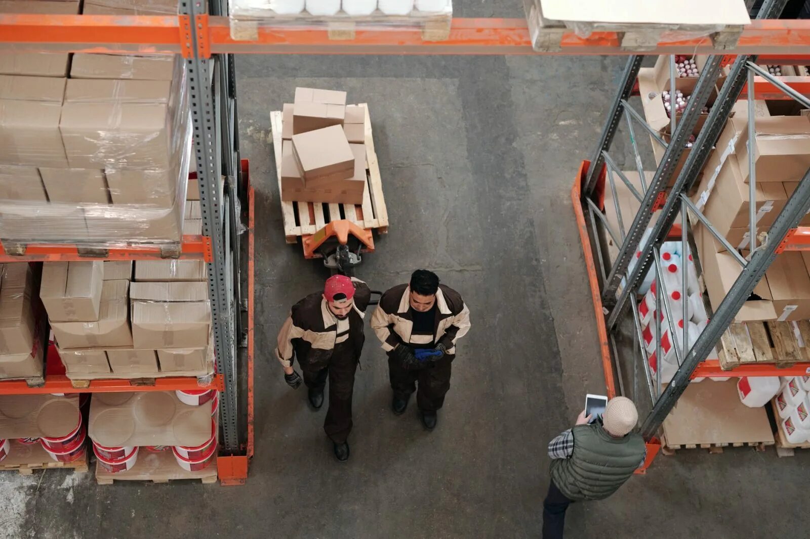 Доставкой на данный момент