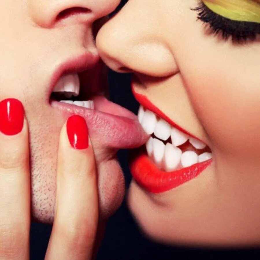 Девушка закусывает губу. Девушка играет языком. Девушка играет языком. Девушка играет языком. Девушка двигает языком.