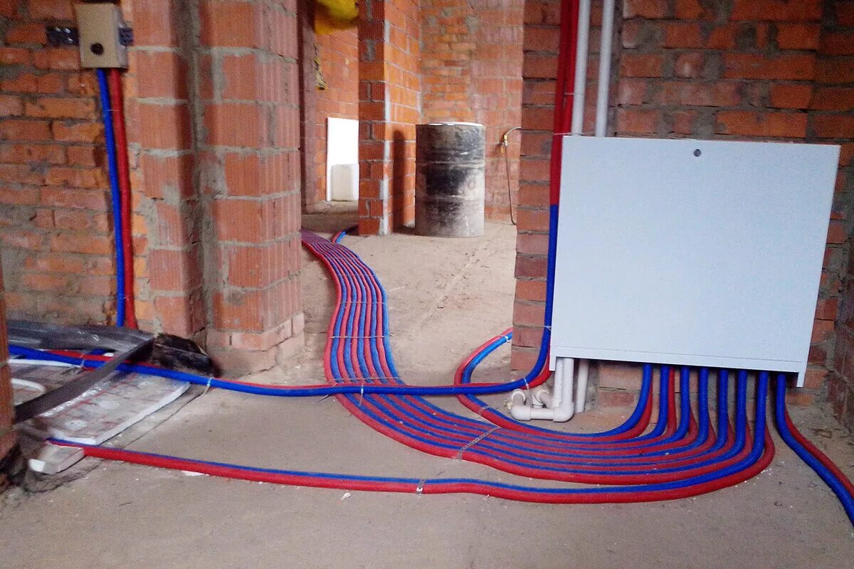 Разводка труб водоснабжения из сшитого полиэтилена. Сшитый полиэтилен рехау сантехника. Гребенка под сшитый полиэтилен 10. Трубы рехау сшитый полиэтилен. Разводка воды сшитым полиэтиленом.