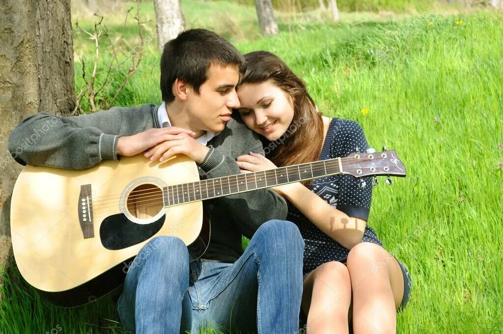 Парень с гитарой и девушка. Влюбленные с гитарой. Парень гитарист и девушка. Фотосессия с гитарой парень.