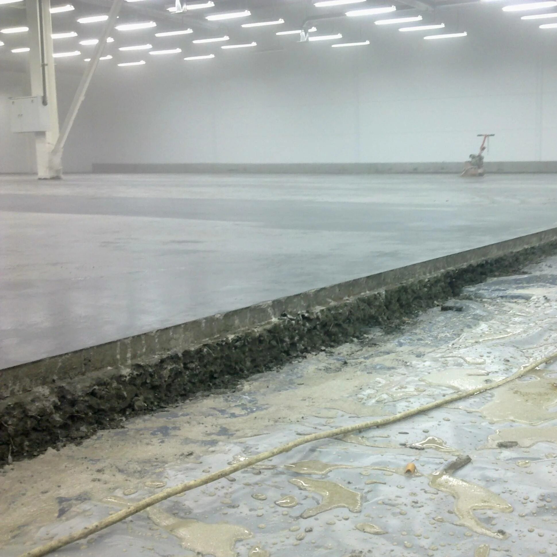 Топинговое покрытие бетонного пола. Топинговый бетонный пол. Топинговый пол технология. Топпинговые покрытия бетонных полов. Промышленные топпинговые полы.