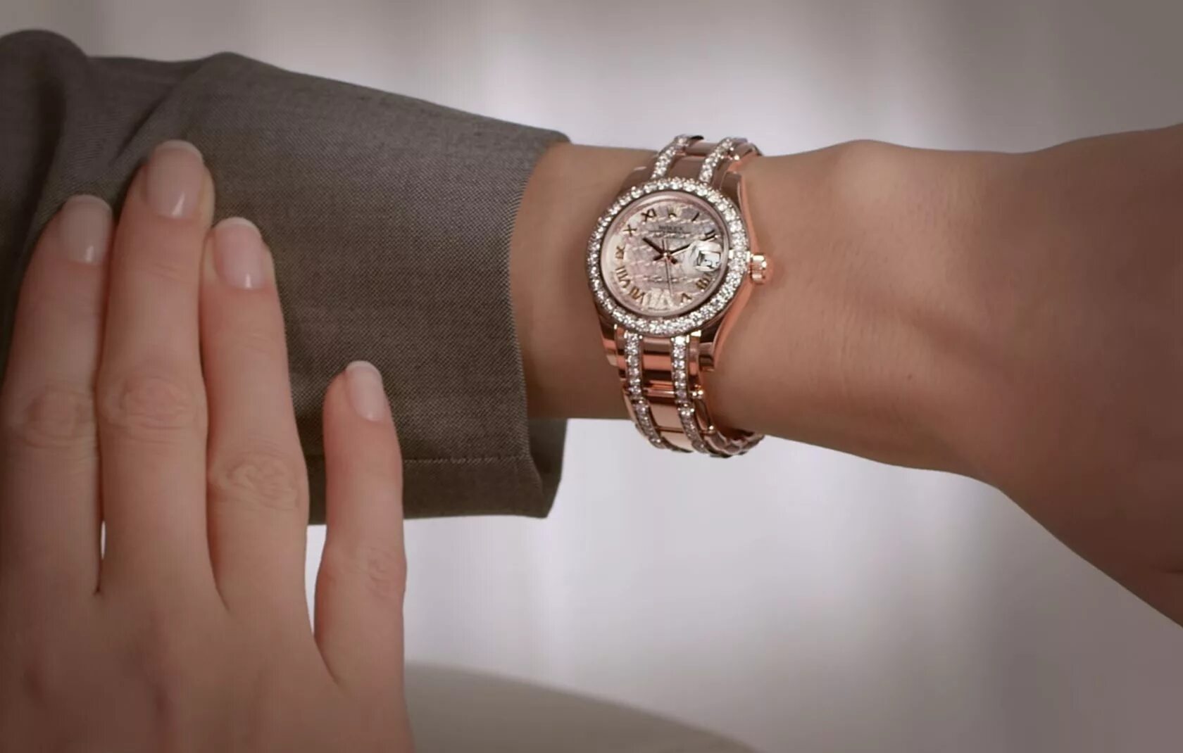 Как подобрать часы. Женские часы Rolex b293. Часы на руку женские. Часы на руке женщины. Часы ролекс женские на руке.