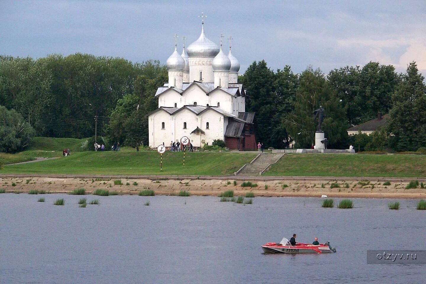 Вода в великом новгороде купить. Бориса и Глеба в Плотниках Великий Новгород. Церковь Бориса и Глеба в Новгороде. Церковь Бориса и Глеба в Великом Новгороде. Церковь Бориса и Глеба в Плотниках (1536г).