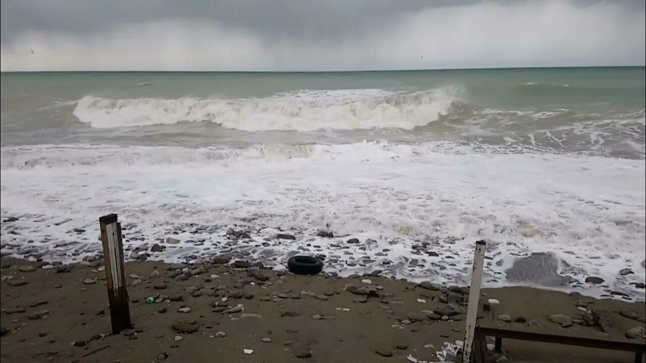 Шторм лазаревское веб. Лазаревское шторм на море. Сочи шторм набережная. Сочи пляжи шторм. Шторм в Лазаревском 2023.