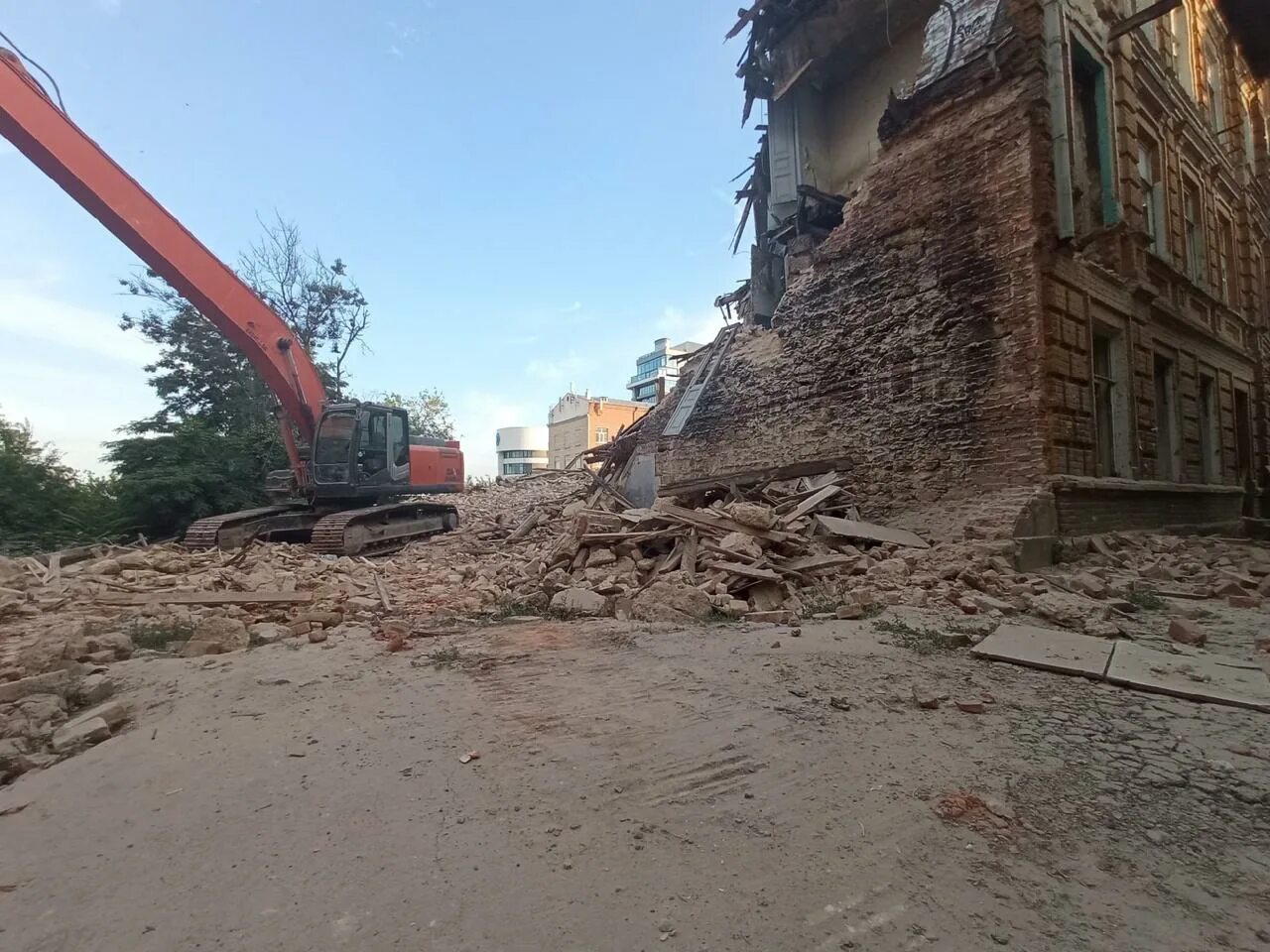 Снесенный дом 2006 год. Солдатская слобода в ростове-на-дону. Снос недостроенных домов ростов на дону. Снос ростов на дону. Ковалев преображение снос дома-.