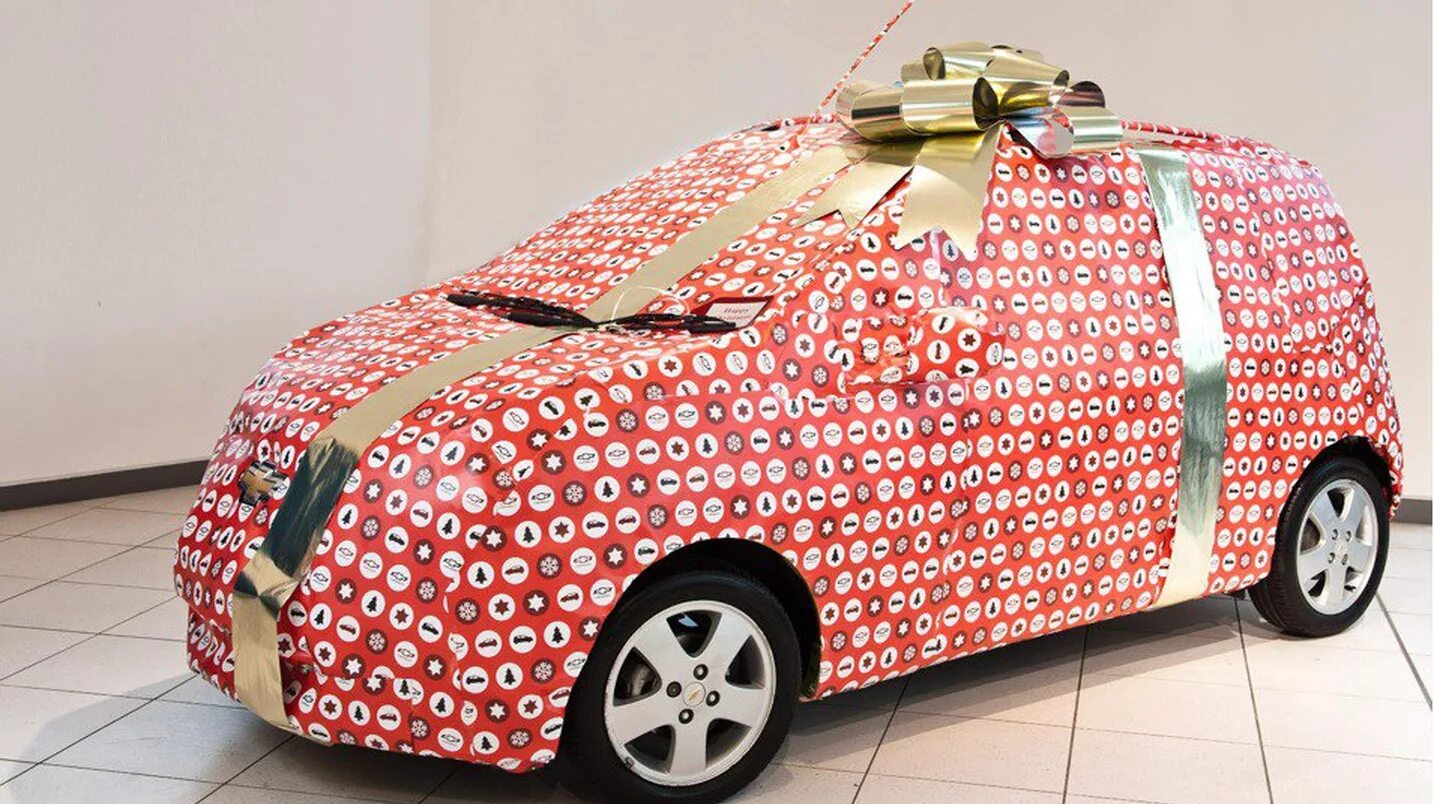 Сюрприз в машине. Машина в подарок. Автомобиль в подарочной упаковке. Подарочная упаковка машина. Автомобиль с бантом.