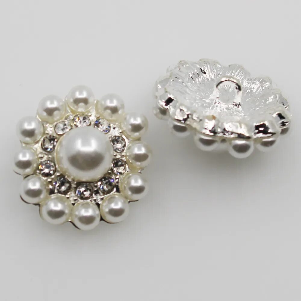 Белые жемчужные бусы. Жемчуг со стразами. Комплект жемчуг со стразами. Люстра большой цветок жемчуг стразы. Жемчуг со стразами.