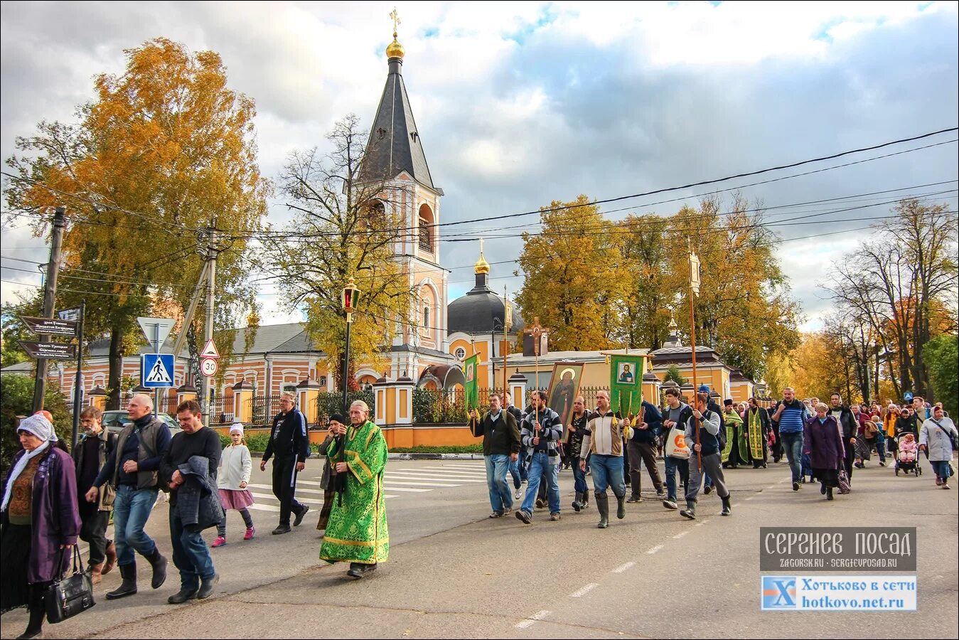 Погода посад по часам на сегодня. Сергиев Посад Лавра крестный ход. Люди с Хотьково Сергиев Посад. Климат Сергиева Посада. Крестный ход Сергиев Посад сегодня.