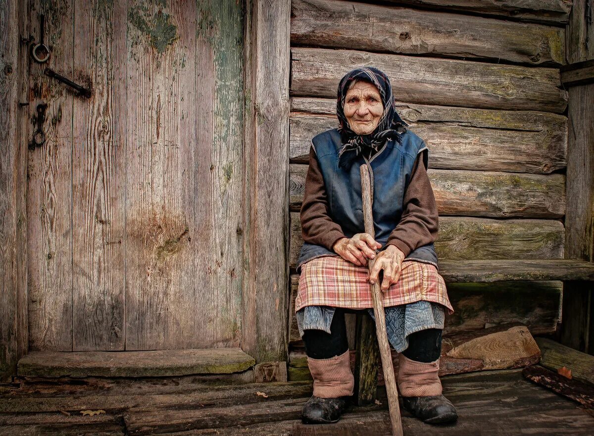 Деревенская бабушка. Бабушка в деревне. Старушка в деревне. Бабка в деревне. Бабушка в колготках фото
