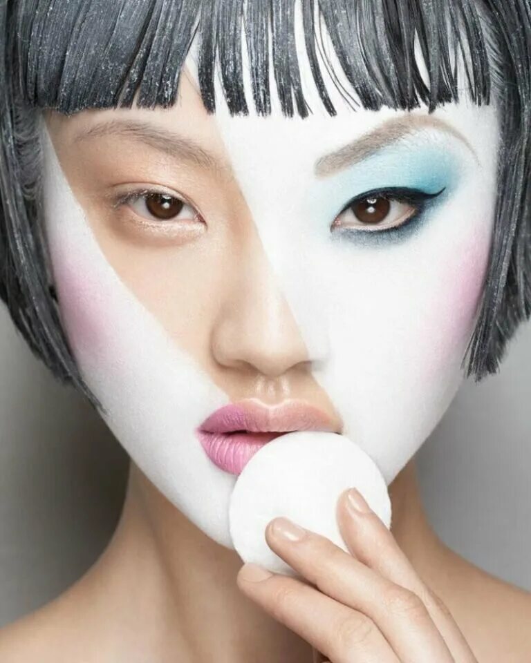 Косметика для макияжа. Демакияж лица. Корейский креативный макияж. Смывать макияж.