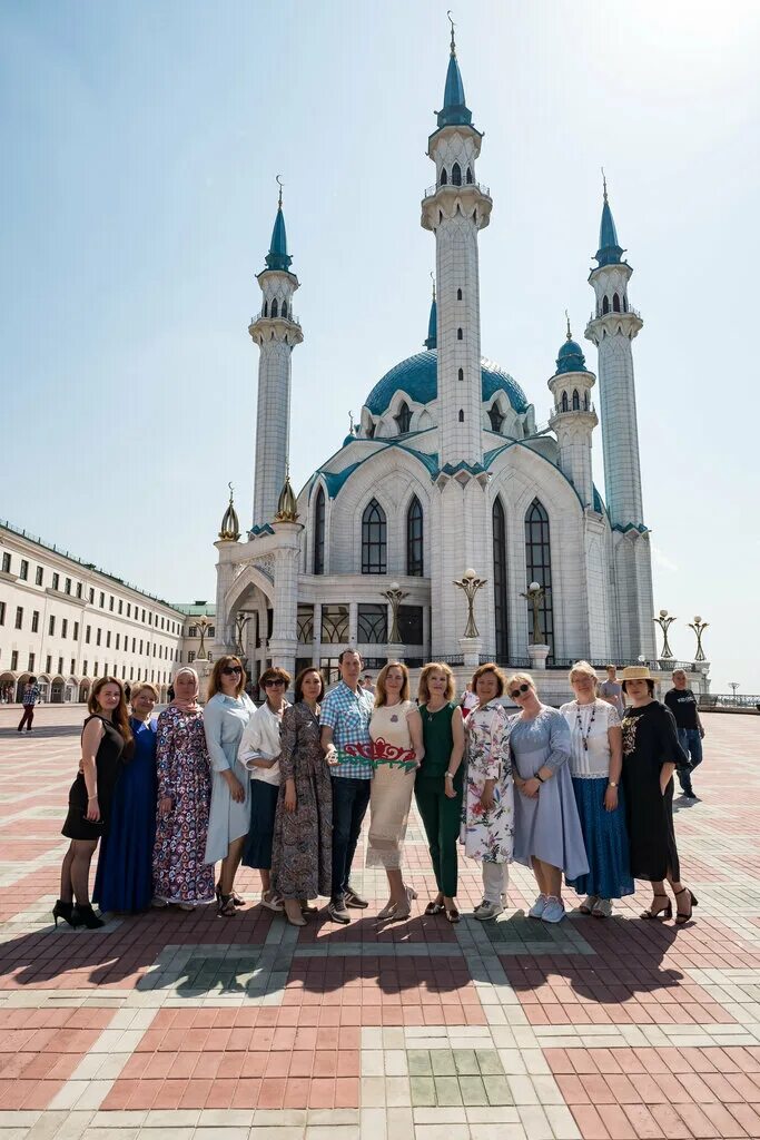 Сайт экскурсии казань. Туристы в Казанском Кремле. Казань экскурсии. Туристы в Казани. Казань экскурсии по городу.