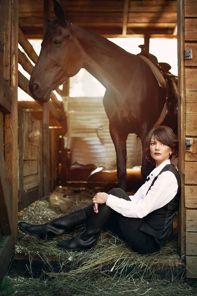 Фотосессия с лошадьми. Фотосет с лошадью. Девушка в конюшне. Мальчики в конюшне